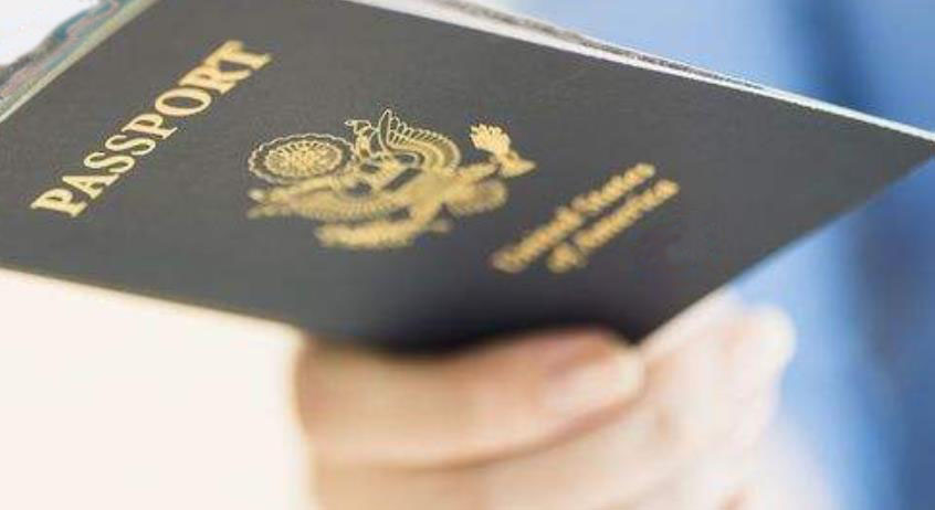请问孩子的美国护照5年到期后，更换护照需要哪些资料？